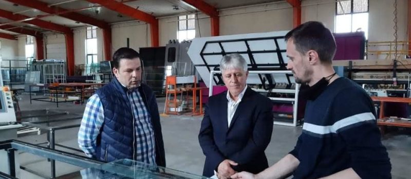 Kryetari Fejzi viziton kompaninë “Swiss Windows” në Prizren